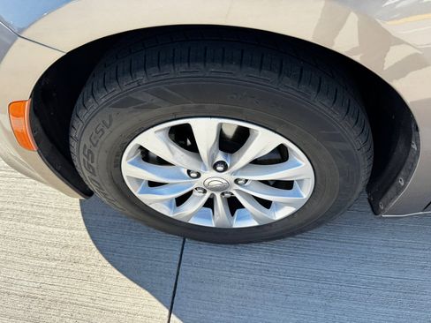 Used 2017 Chrysler Pacifica Touring-L image 6