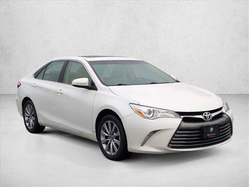 Used 2017 Toyota Camry XLE w/ Moonroof Package image 3