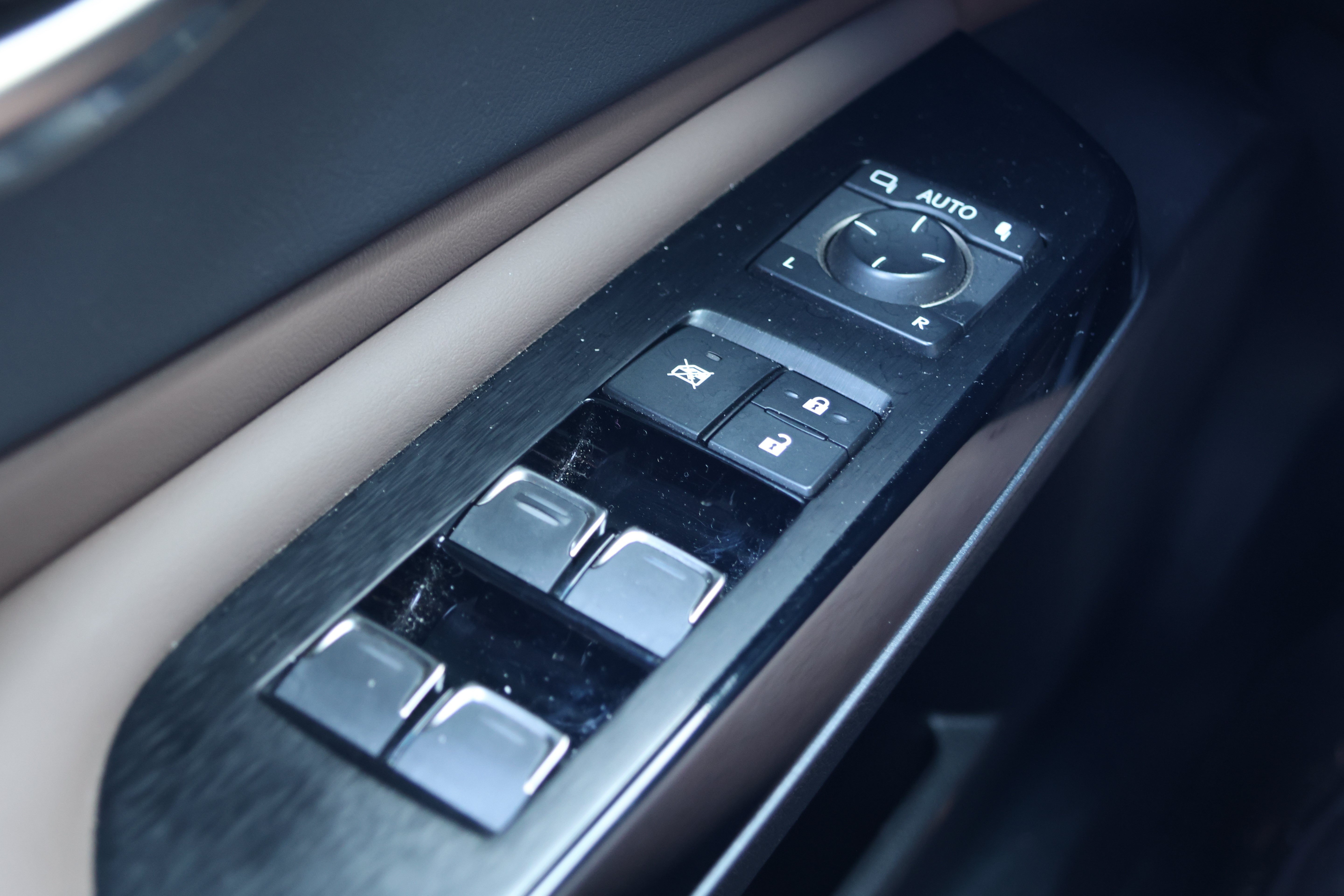 Used 2025 Lexus ES 350 Ultra Luxury w/ Accessory Package (Z2) FWD image 15