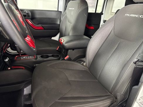 Used 2017 Jeep Wrangler Unlimited Rubicon w/ Connectivity Group image 11