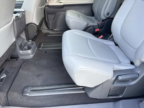 Used 2024 Toyota Sienna XLE FWD image 13