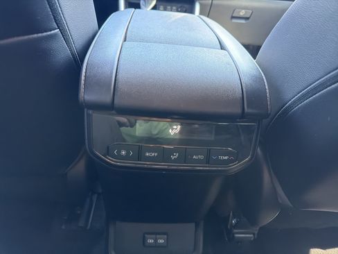 Used 2023 Toyota Highlander XLE AWD/4WD image 25