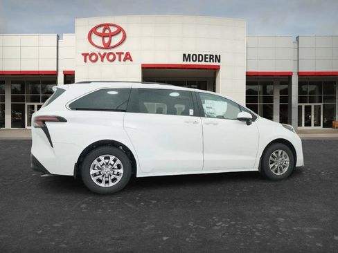New 2026 Toyota Sienna XLE FWD image 5