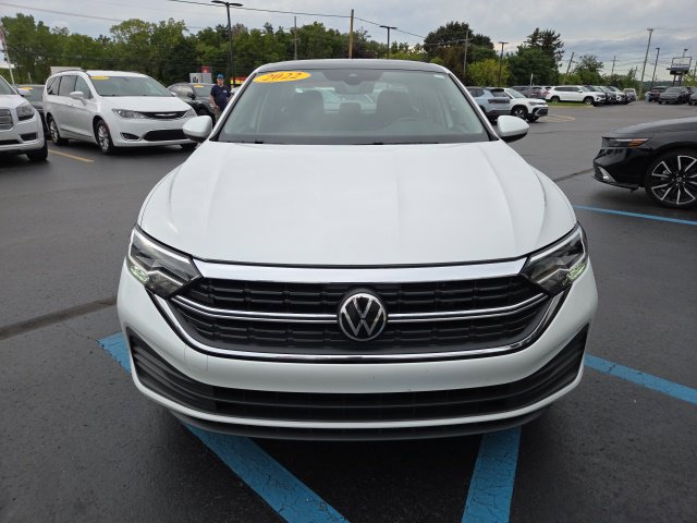 Used 2022 Volkswagen Jetta SE FWD image 2