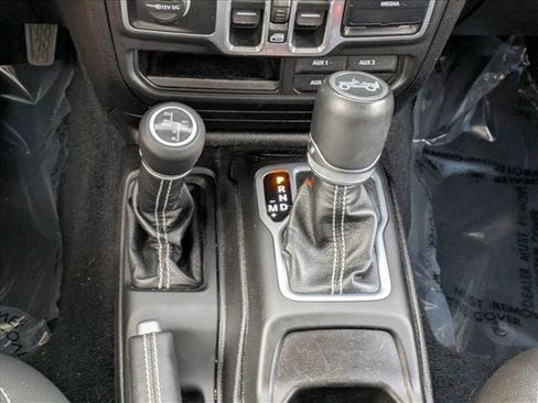 Used 2018 Jeep Wrangler Unlimited Sahara image 13