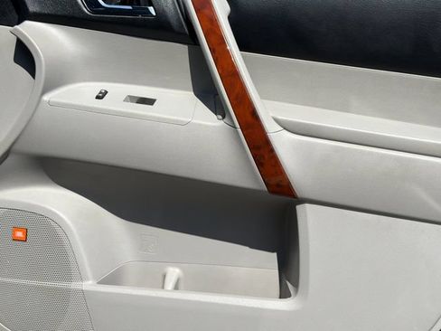 Used 2013 Toyota Highlander Limited FWD image 19