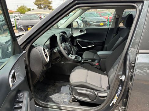 Used 2025 Kia Soul LX w/ LX Technology Package FWD image 22