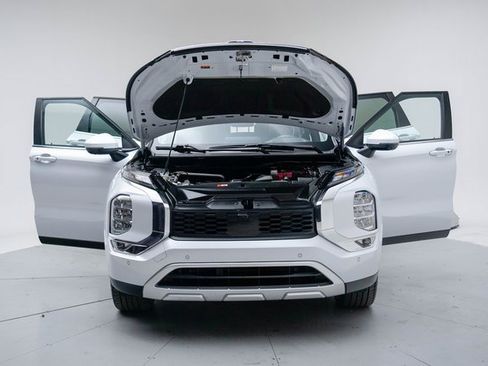 Used 2024 Mitsubishi Outlander SE image 17