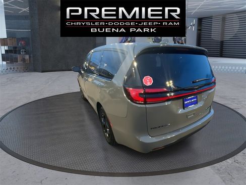 Used 2022 Chrysler Pacifica Touring-L w/ S Appearance Package image 7