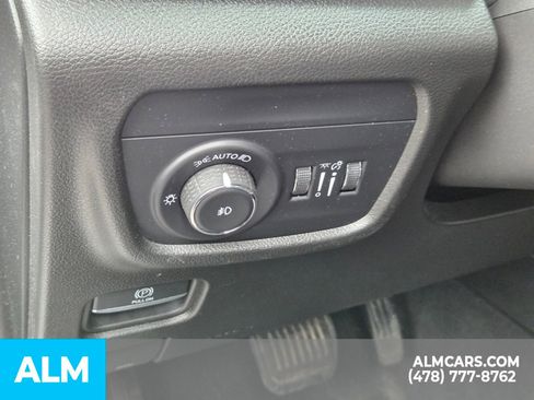 Used 2023 Jeep Grand Cherokee Overland AWD/4WD image 12