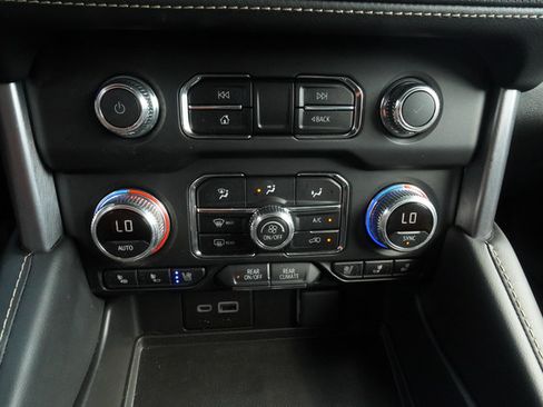 Used 2023 GMC Yukon SLT w/ SLT Premium Package AWD/4WD image 16