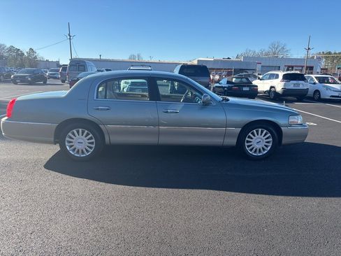 Used 2005 Lincoln Town Car Signature image 2