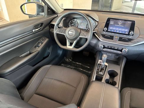 Used 2025 Nissan Altima 2.5 SV FWD image 34