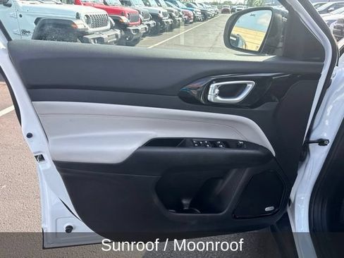 Used 2023 Jeep Compass Limited w/ Sun and Sound Group AWD/4WD image 10