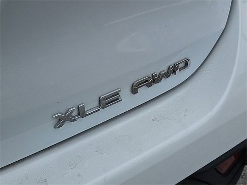 Used 2023 Toyota Highlander XLE image 12