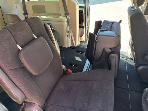 Used 2012 Chrysler Town & Country Touring FWD image 12