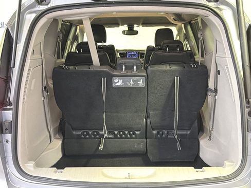 Used 2018 Chrysler Pacifica Touring-L Plus image 14