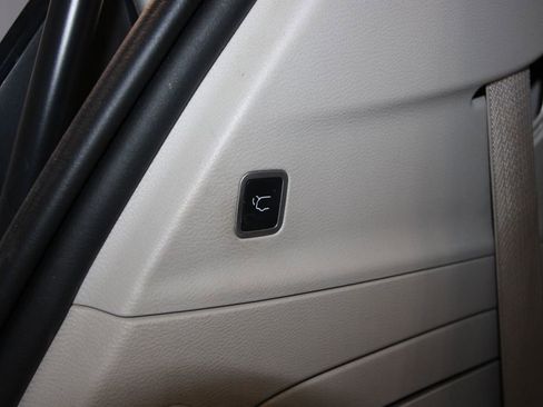 Used 2017 Chrysler Pacifica Limited w/ UConnect Theater Package image 37