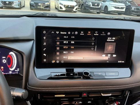 Certified 2025 Nissan Rogue SL w/ Tech Package image 18