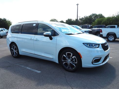 New 2026 Chrysler Pacifica Pinnacle image 4