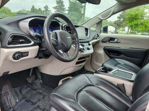 Used 2023 Chrysler Pacifica Touring-L FWD image 19