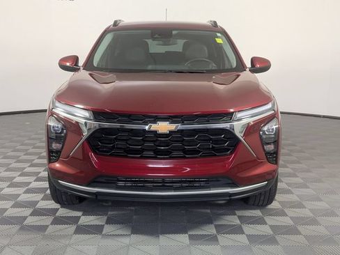 Used 2025 Chevrolet Trax LT w/ LT Convenience Package FWD image 3