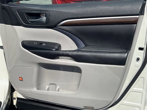 Used 2016 Toyota Highlander Limited image 15