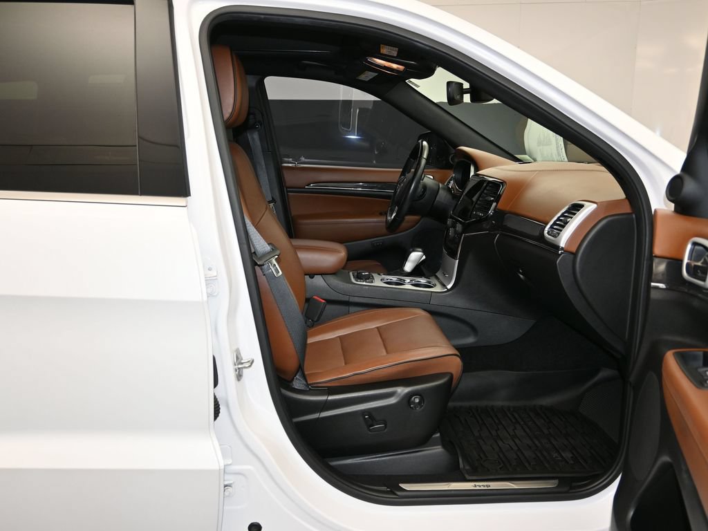 Used 2020 Jeep Grand Cherokee Overland w/ Interior Metal Package AWD/4WD image 26