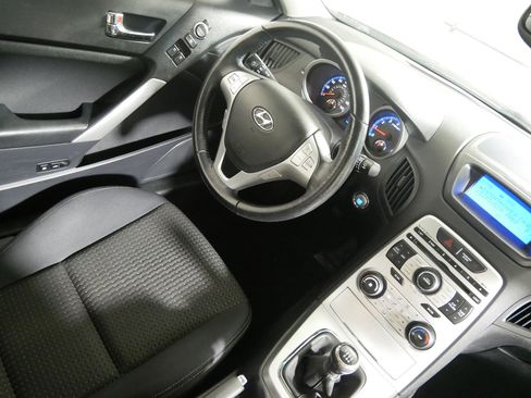 Used 2010 Hyundai Genesis 2.0T image 9