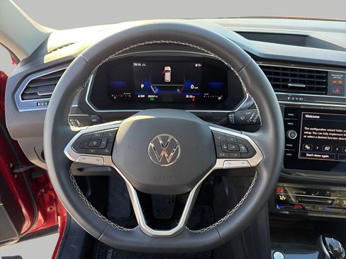 Used 2023 Volkswagen Tiguan SE image 13