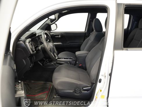 Used 2018 Toyota Tacoma TRD Sport w/ Technology Package RWD image 4