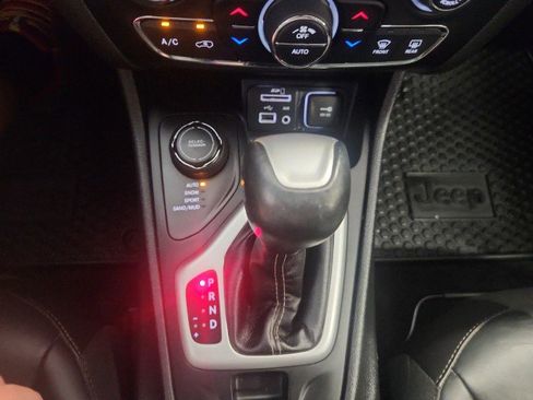 Used 2018 Jeep Cherokee Latitude Plus w/ Comfort/Convenience Group image 18