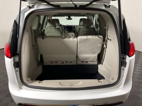 Used 2020 Chrysler Pacifica Limited FWD image 16