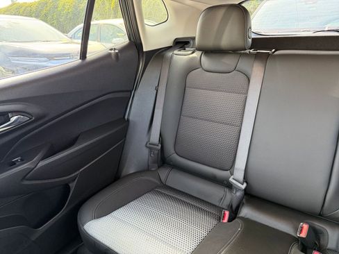 Used 2025 Chevrolet Trax LT w/ LT Convenience Package image 37