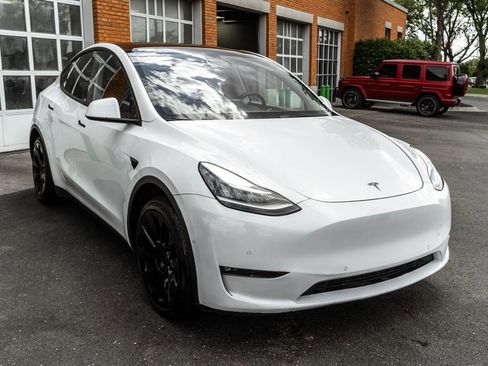 Used 2022 Tesla Model Y Long Range AWD/4WD image 5