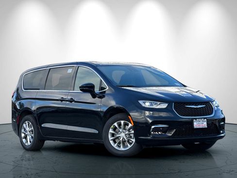 New 2026 Chrysler Pacifica Limited image 2
