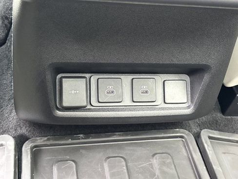 Used 2024 Land Rover Discovery S AWD/4WD image 20