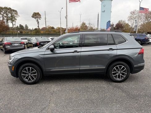 Used 2020 Volkswagen Tiguan SE w/ Panoramic Sunroof Package image 10
