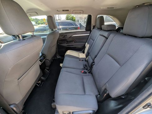 Used 2018 Toyota Highlander LE FWD image 30