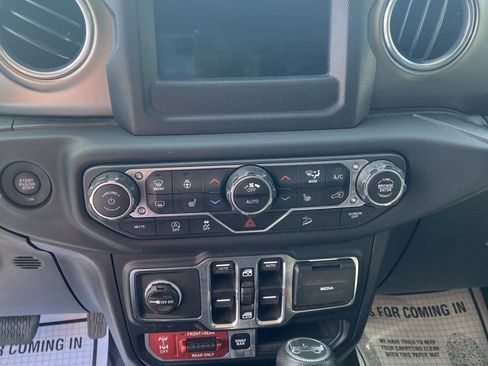 Used 2019 Jeep Wrangler Unlimited Rubicon w/ Cold Weather Group AWD/4WD image 11