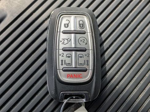 Used 2024 Chrysler Pacifica Limited FWD image 34