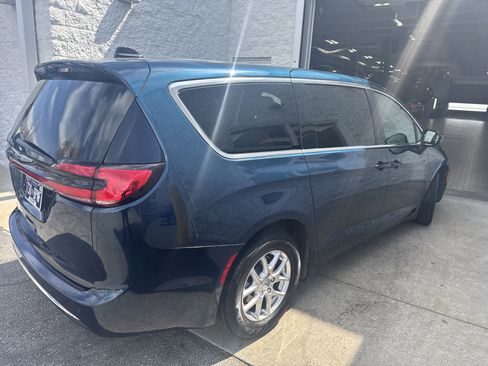 Used 2025 Chrysler Pacifica Select image 10