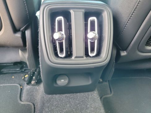 Used 2020 Volvo XC40 T4 R-Design w/ Protection Package Premier image 17