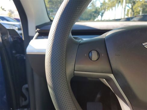 Used 2020 Tesla Model Y Long Range image 19