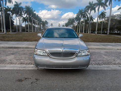 Used 2006 Lincoln Town Car Signature image 3