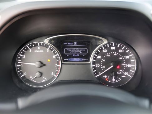 Used 2020 Nissan Pathfinder SV image 14