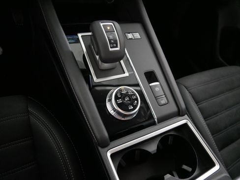 New 2025 Mitsubishi Outlander SE image 6