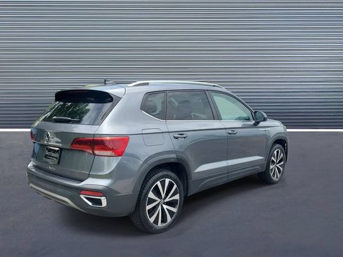 Used 2022 Volkswagen Taos SE FWD image 3