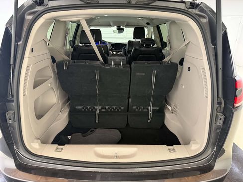 Used 2023 Chrysler Pacifica Touring-L FWD image 37