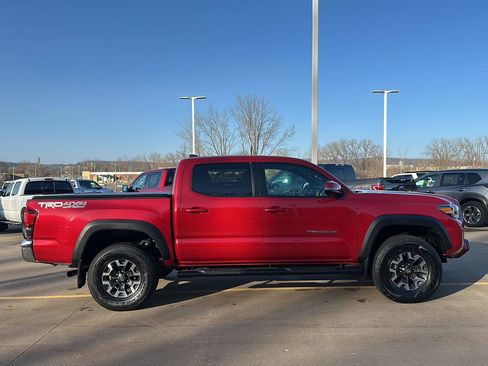 Certified 2018 Toyota Tacoma TRD Off-Road image 3